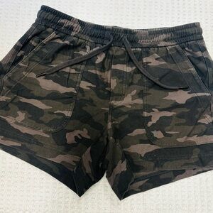 Athleta Farallon green Sz 4 Camo Print Women's Shorts
